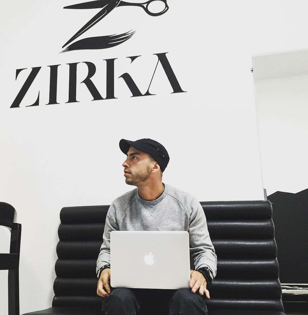 hombre que busca el mejor servicio de novia por correo