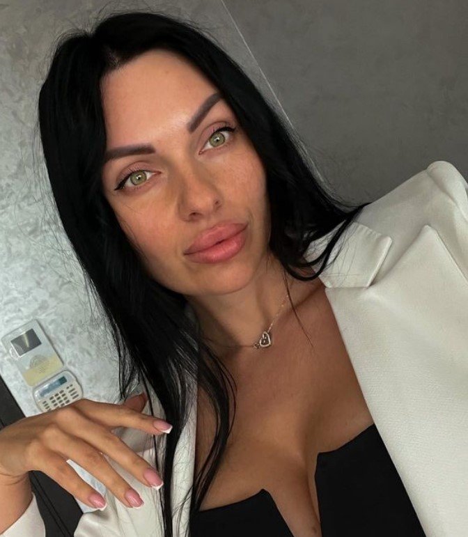 Elina M., 27